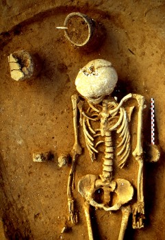 Grave from the site Rosheim, with ceramics and stone implements. Photo: Denaire